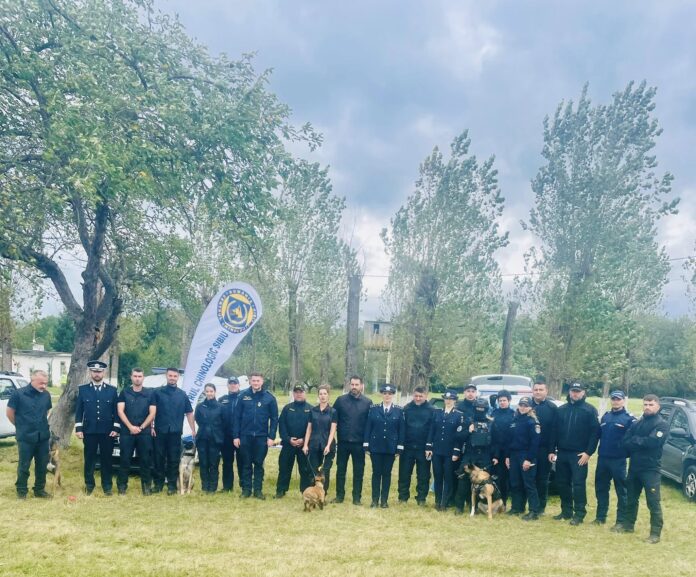 Soldați în uniformă de camuflaj execută manevre în timpul Exercițiului MOBEX Poplaca.