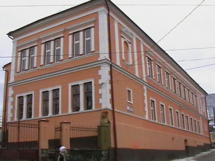 Noul mobilier școlar donat Școlii Gimnaziale Goga Rășinari, în sala de clasă