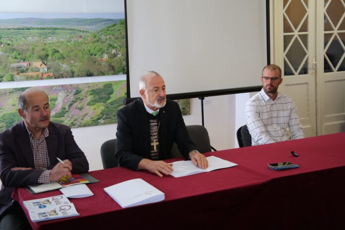 Tineri participă la activități și studii biblice la taberele Bisericii Evanghelice, găsind credință și prietenie