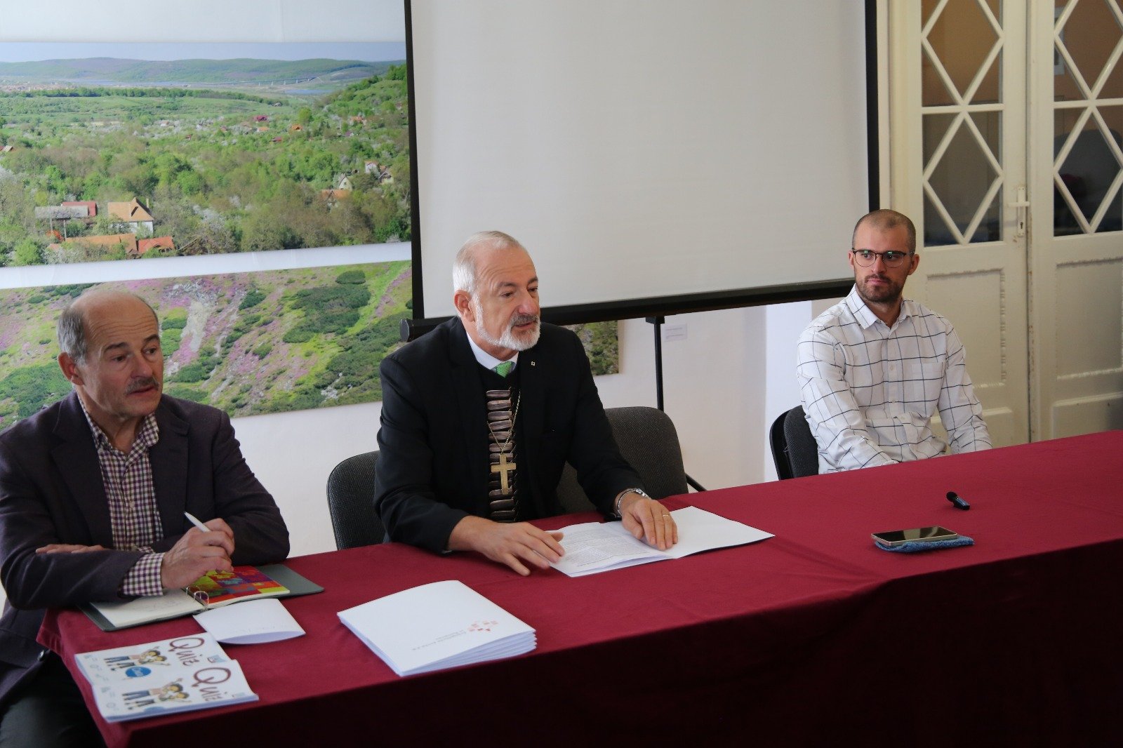Tineri participă la activități și studii biblice la taberele Bisericii Evanghelice, găsind credință și prietenie