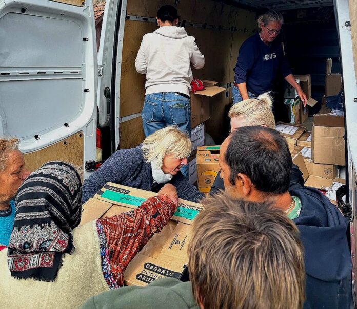 Jenny Rasche alături de copii din Sibiu, în timpul unei activități de solidaritate.