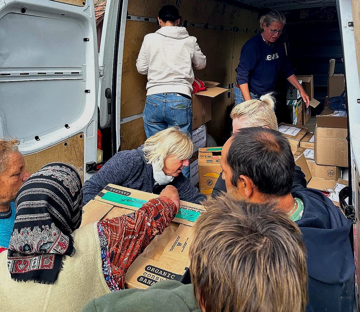 Jenny Rasche alături de copii din Sibiu, în timpul unei activități de solidaritate.