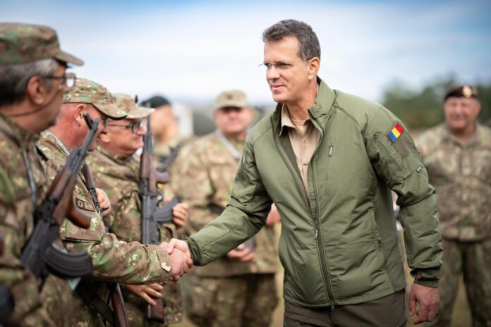 Ministrul Apărării Naționale ține un discurs public la Sibiu, liniștind populația cu privire la știrile despre război.