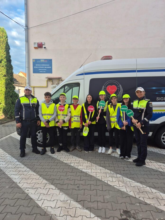 Patrule școlar oferind explicații elevilor despre siguranța rutieră la ROADPOL SAFETY DAYS 2025.