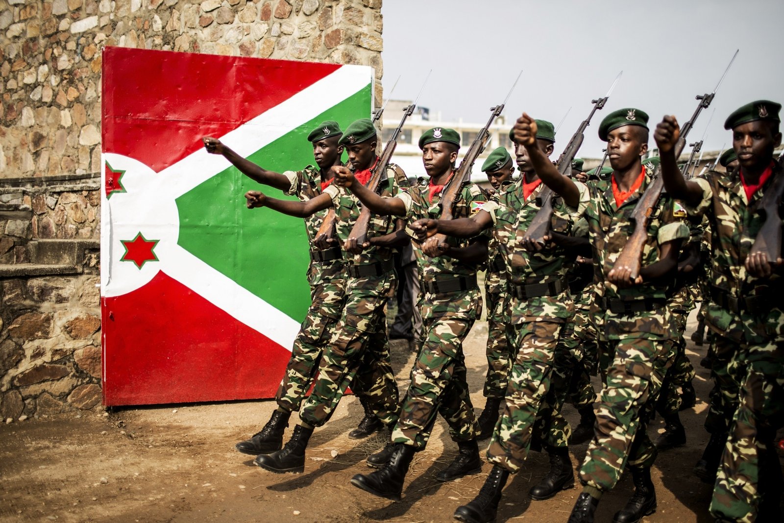 Soldați din Burundi pregătiți pentru misiune, în contextul implicării mercenarilor lui Horațiu Potra