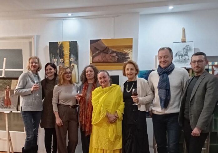 Artistul Valentina Cristea lucrează la o nouă creație în spațiul său de creație, Atelier 17