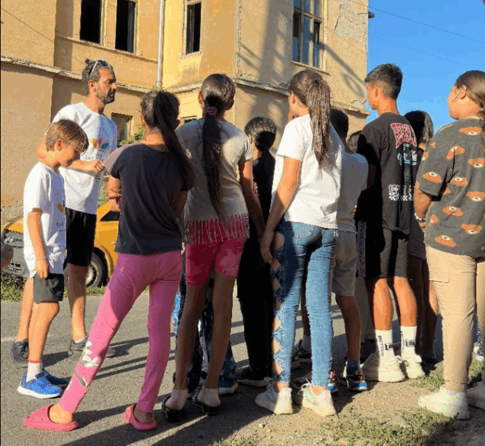 Ecran cu informații despre programul de formare ghid local Cașolț pentru tineri