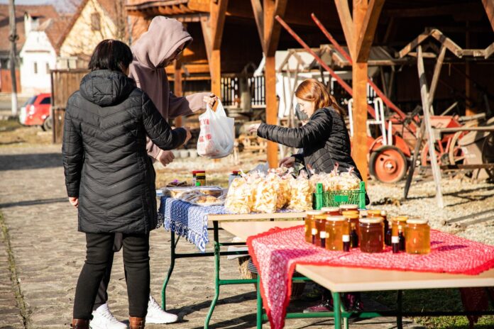 Festival tradițional și eveniment Miercurea Sibiului cu participanți în costume populare săsești