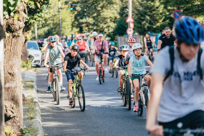 Tur ciclist Sibiu cu participanți pe biciclete în centrul istoric, de Săptămâna Mobilității