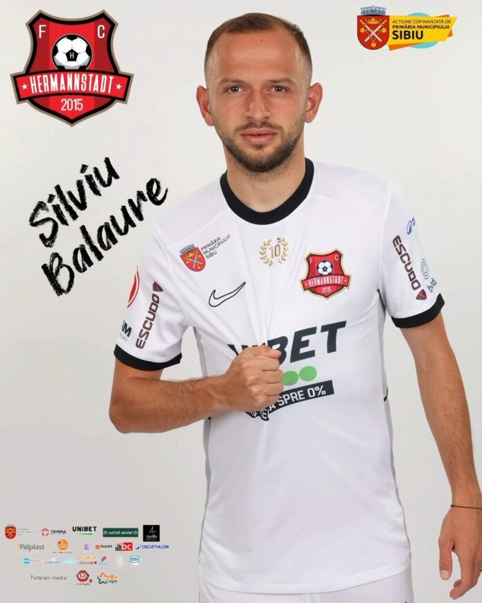 Silviu Balaure după operația reușită, înconjurat de medici în sala de operații.