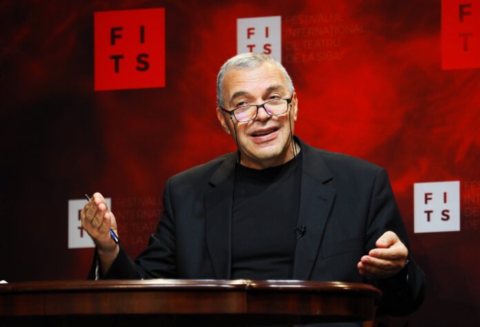 Constantin Chiriac la cea de-a XI-a ediție a Premiilor Constantin Chiriac, unde a recompensat elevii din satul său natal.