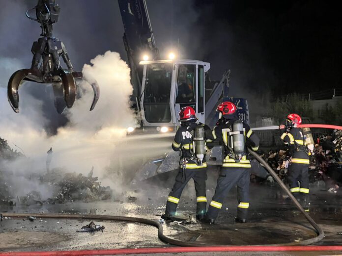 Pământ ars și rămășițe de deșeuri după stingerea incendiului