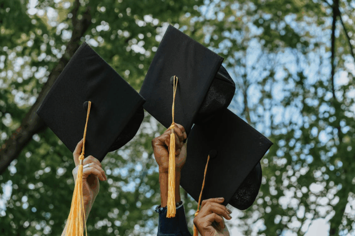 Student non-UE studiază în România pentru ședere de până la 360 de zile fără viză