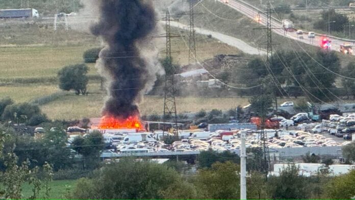 Intervenția pompierilor la incendiu cu jet de apă pe deșeuri