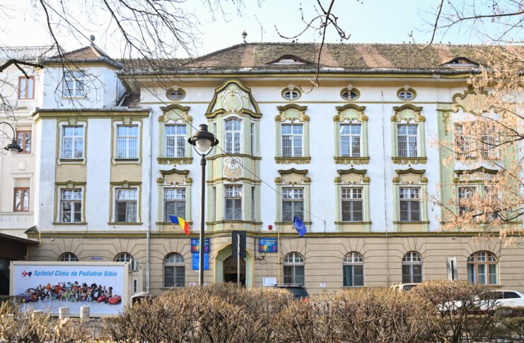 Spitalul de Pediatrie Sibiu, prins între tăcere, răspunsuri lacunare și acreditarea suspendată după cazul bebelușului rănit în ambulanța SMURD. L-au luat pe NU în brațe!