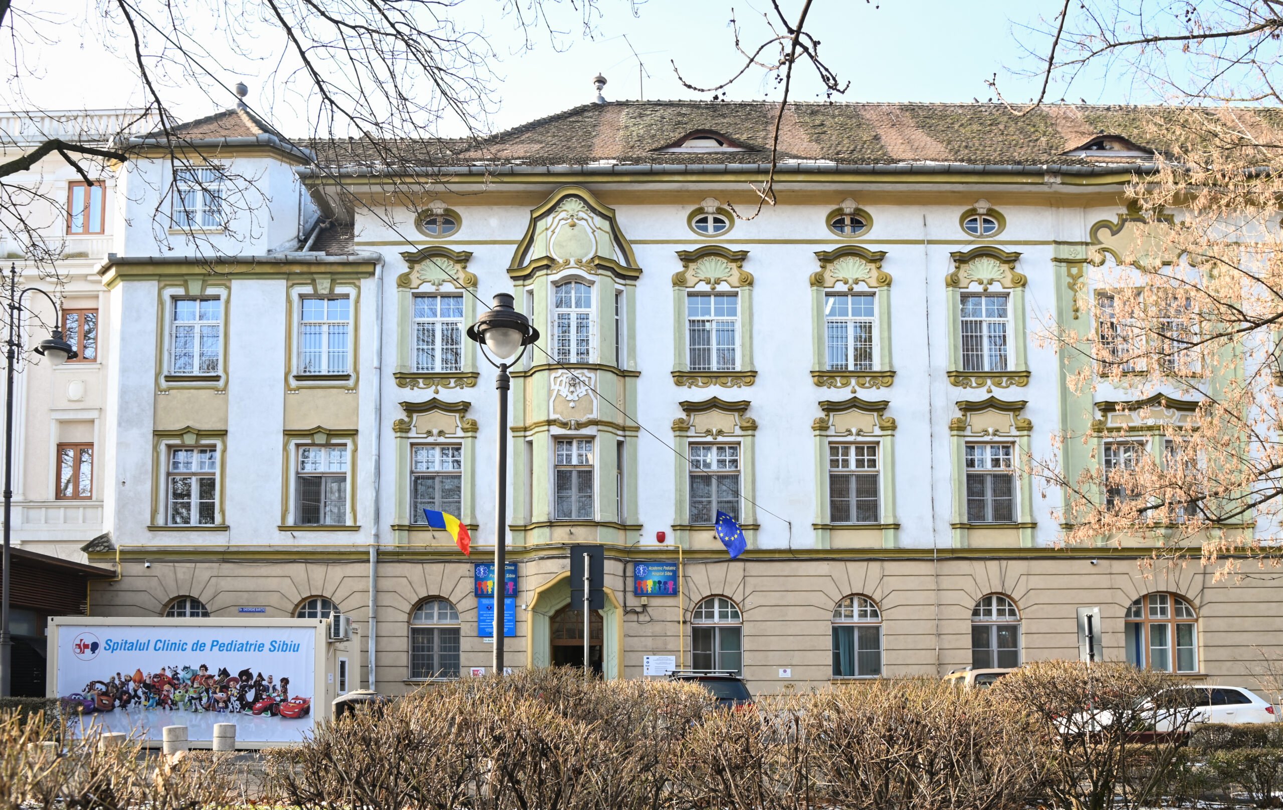 Spitalul de Pediatrie Sibiu, clădirea principală cu intrarea și semnul de identificare