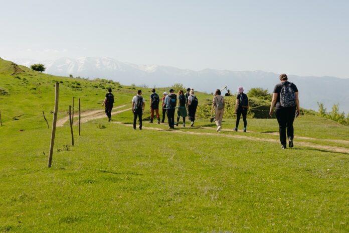 Grup de seniori din programul Anii Drumeției pregătiți pentru o excursie în natură