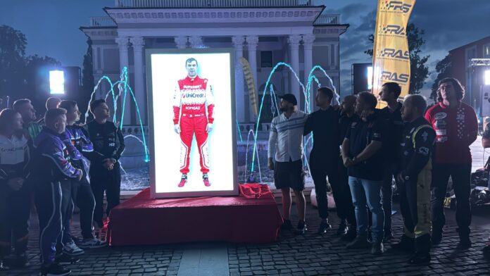 Publicul privește holograma campionului de box Mihai Leu la eveniment