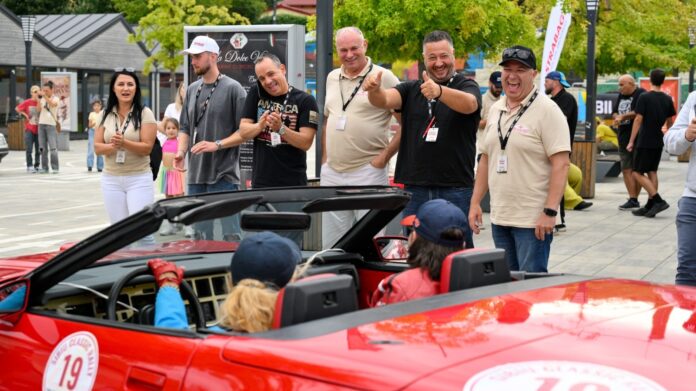 Mașină clasică la start în Sibiu Classic Rally, pe străzile orașului istoric