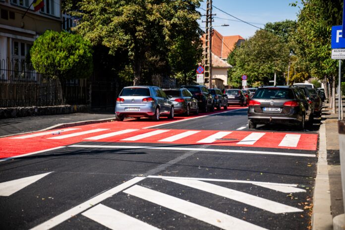 Începutul străzii Spartacus după reparații, cu sens giratoriu și semnalizare