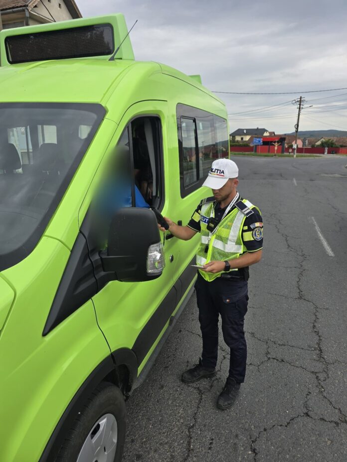 microbuz scolar Microbuze școlare verificate de poliția rutieră Sibiu staționate pe șosea