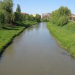 Vedere panoramică a râului Cibin, subiect al unui proiect major de modernizare.