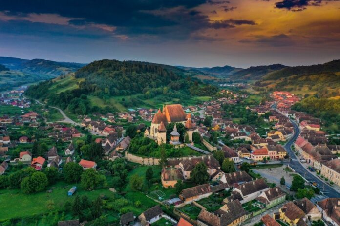 Vedere panoramică asupra satului Biertan și peisajului pastoral, locul Festivalului Transilvania Multiculturală.