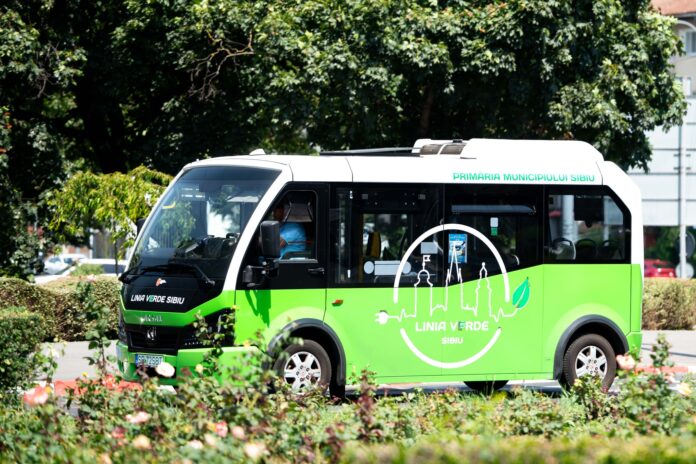 Autobuz Tursib traseul 3 cu deviere de circulație temporară pe un bulevard din Sibiu