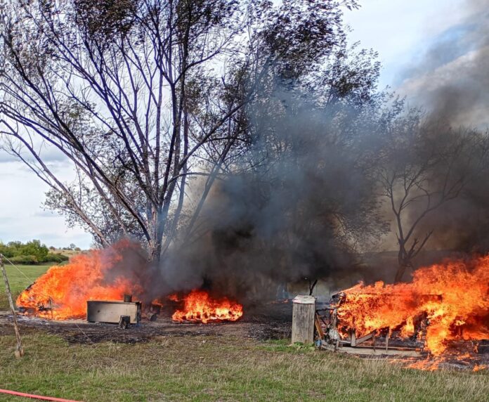 Intervenție pompierilor la incendiu de rulotă lângă Aciliu, cu flăcări și fum negru dens.