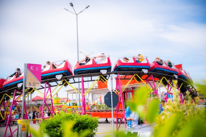Intrarea impresionantă și semnul de bun venit în cel mai mare parc de distracții din Sibiu.