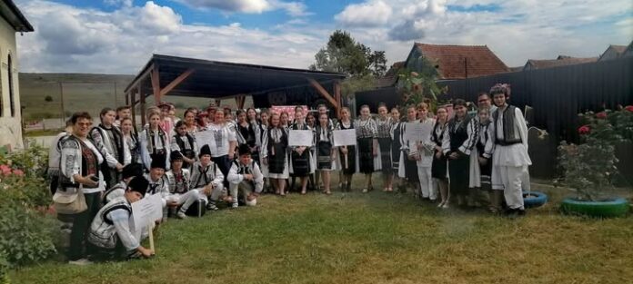 Elevi participând la proiectul educațional Alțâna, prezentând tradițiile și patrimoniul local.