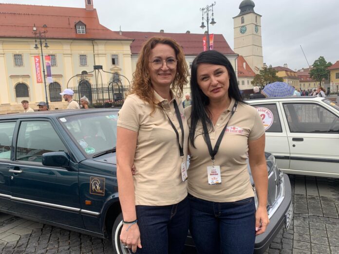 Navigatoarele Grațiela și Mariana studiază traseul Raliului Mașinilor Clasice