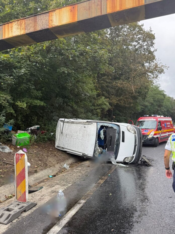 Accident pe DN1 la Veștem cu mașini implicate și servicii de urgență la fața locului.