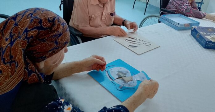Seniori participând la activități creative la Unitatea de Asistență Medico-Socială Săliște