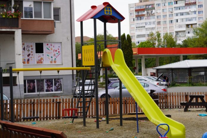 547194578_122142461144875866_4877699620546631273_n Noul loc de joacă modernizat Cisnădie, cu echipamente noi și suprafețe de siguranță
