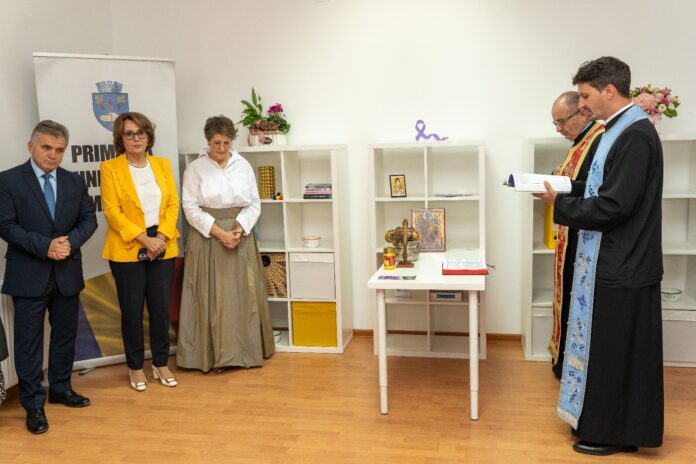 Rânduirea panglicii la inaugurarea centrului pentru bolnavii oncologici Mediaș