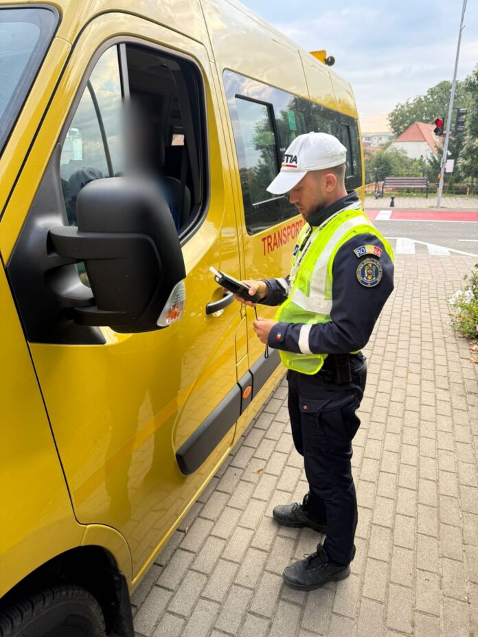 1 Polițiști un microbuz școlar, la început de an