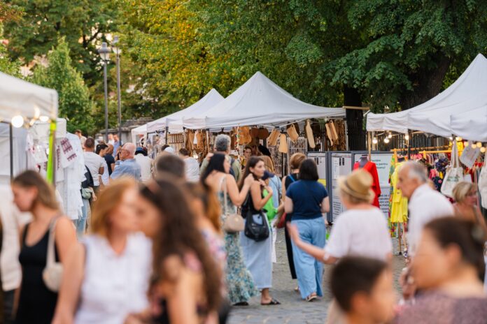 545802952_1094556436126777_2416436208220132889_n Stând creativă cu produse artizanale în Piața Mică Târg Creativ, în aerul toamnei
