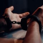 Bărbat reținut pentru hărțuire, cu cătușe aplicate de poliție în urma aproprierii interzise