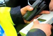 Accident pe strada Ludoș din Sibiu. Un șofer avea 0,70 mg/l alcool pur în aerul expirat Poliția rutieră efectuează testul de alcoolemie pentru șoferul implicat în accidentul din Sibiu