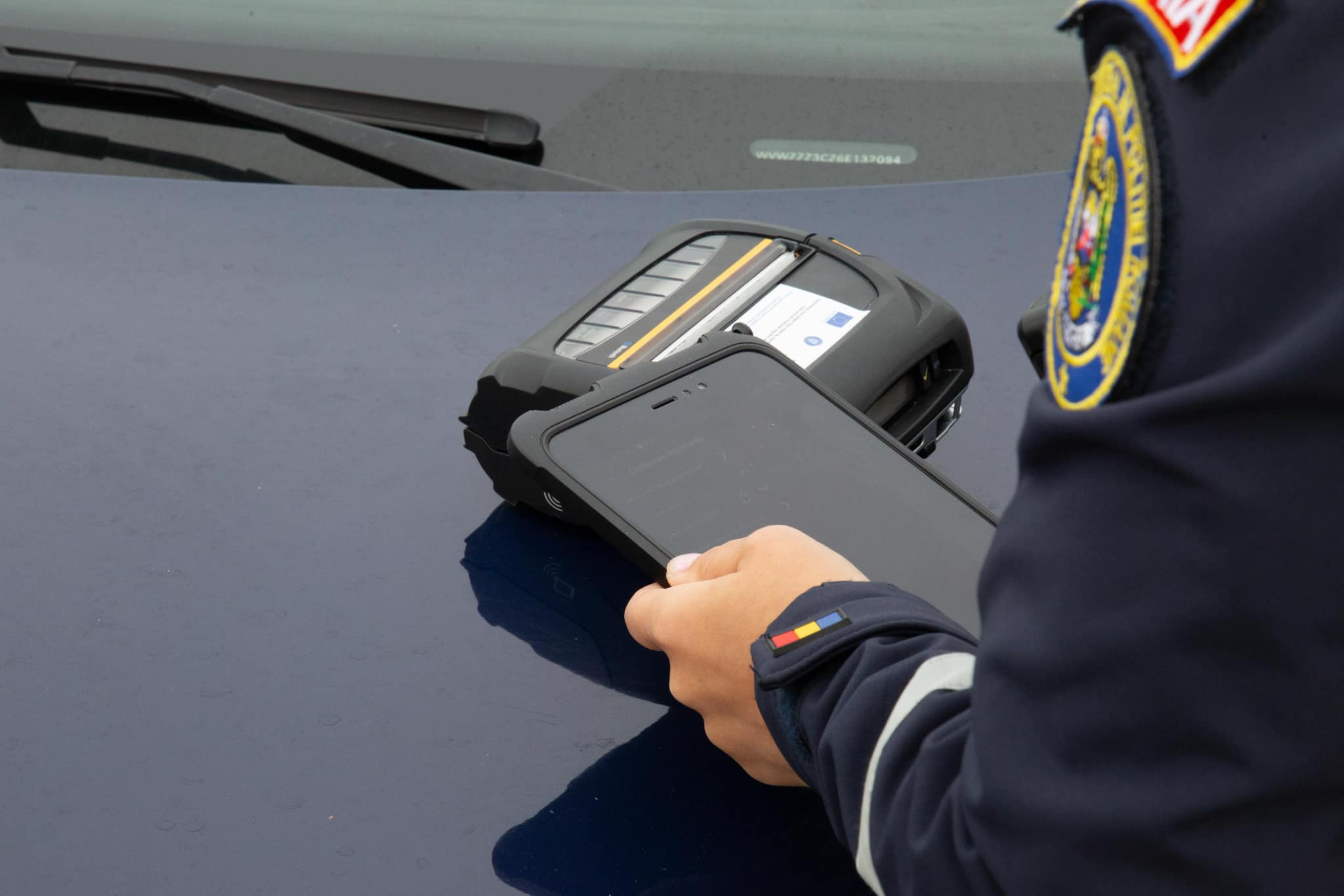 Poliția Rutieră oprește un utilaj neînmatriculat pentru control, în caz de conducere fără permis
