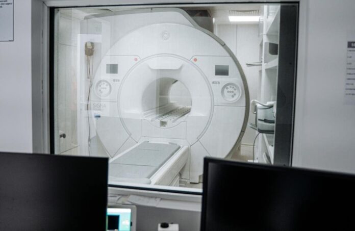 Echipă medicală oferind tratament AVC urgent la un spital din Sibiu