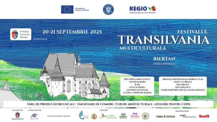 Publicul Festivalului Transilvania Multiculturală Biertan se bucură de muzică tradițională în fața bisericii fortificate