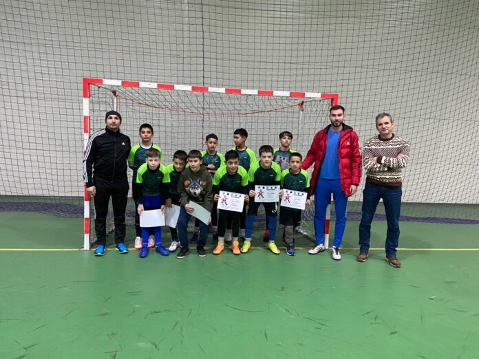Florian Giubega interacționează cu copii la o activitate sportivă școlară