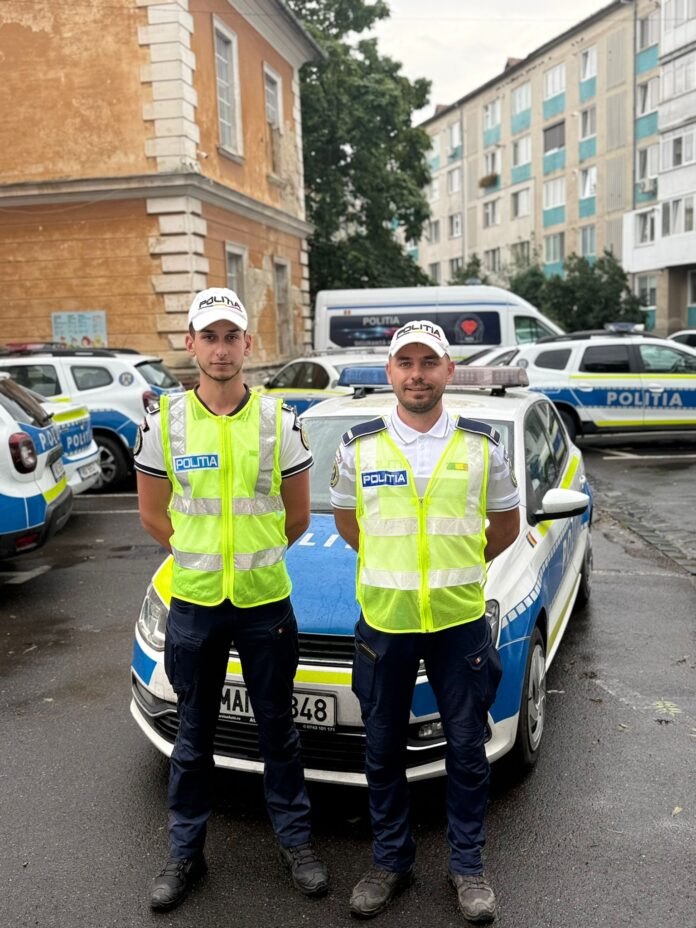 Polițiști Sibiu oferă asistență unui șofer în dificultate pe Transfăgărășan