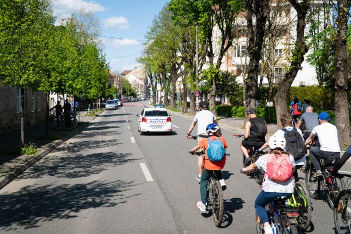 Campanie de siguranță rutieră Sibiu pentru șoferi și bicicliști pe o stradă din oraș
