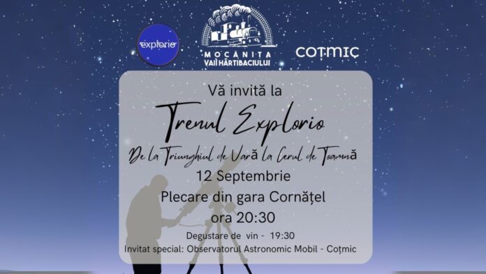 Mocănița din Cornățel pe un pod de lemn sub cerul înstelat, perfectă pentru observații nocturne