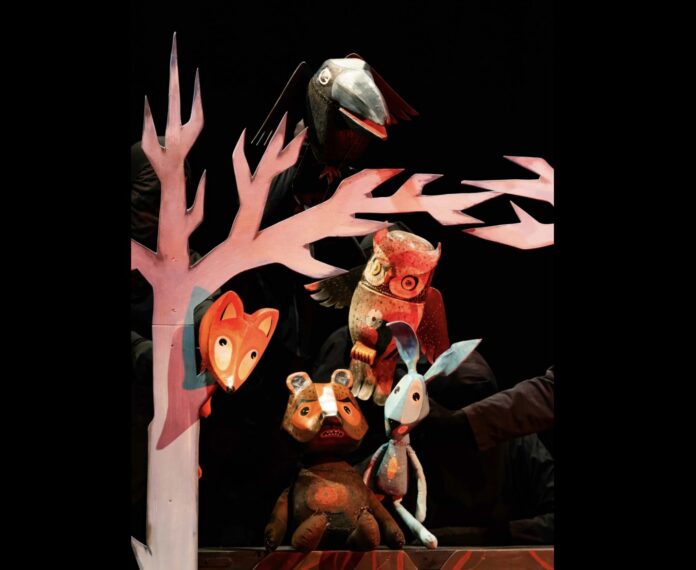 Scenă din spectacolul „Ursul păcălit de vulpe” la Teatrul Gong