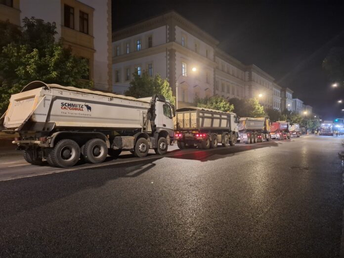 Șantier și utilaje pregătite pentru lucru pe Calea Dumbrăvii închisă