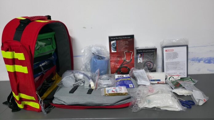 Salvamont Sibiu prezentând trusa medicală complet echipată primită prin donație